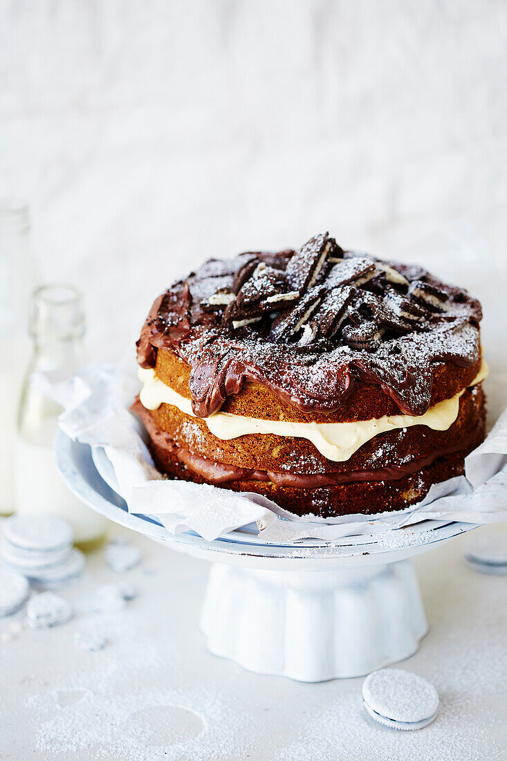 'Cookies and Cream'-Schichtkuchen mit Oreo-Stücken