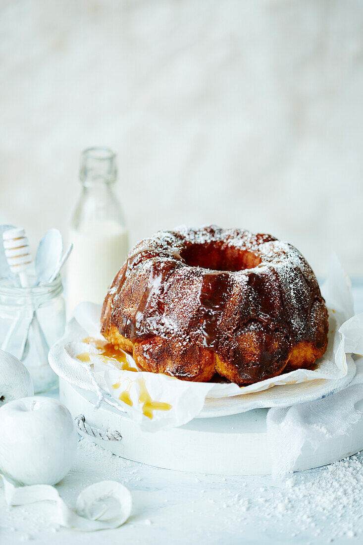 Pecan-Apfel-Monkey Bread mit Karamellsauce