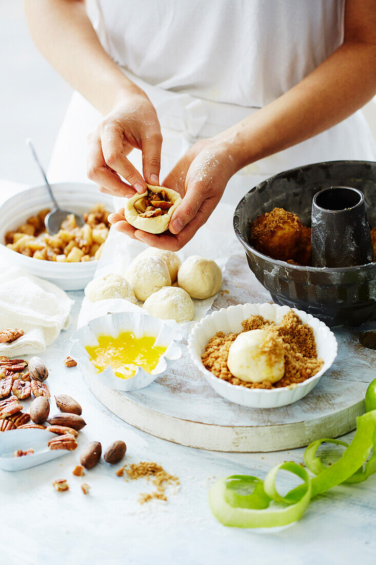 Pecan-Apfel Monkey Bread mit Karamellsauce zubereiten