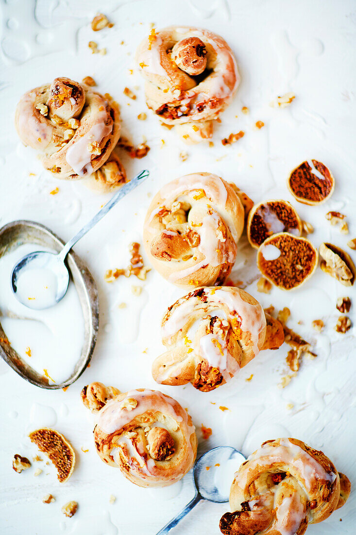 Fig and walnut knots with icing