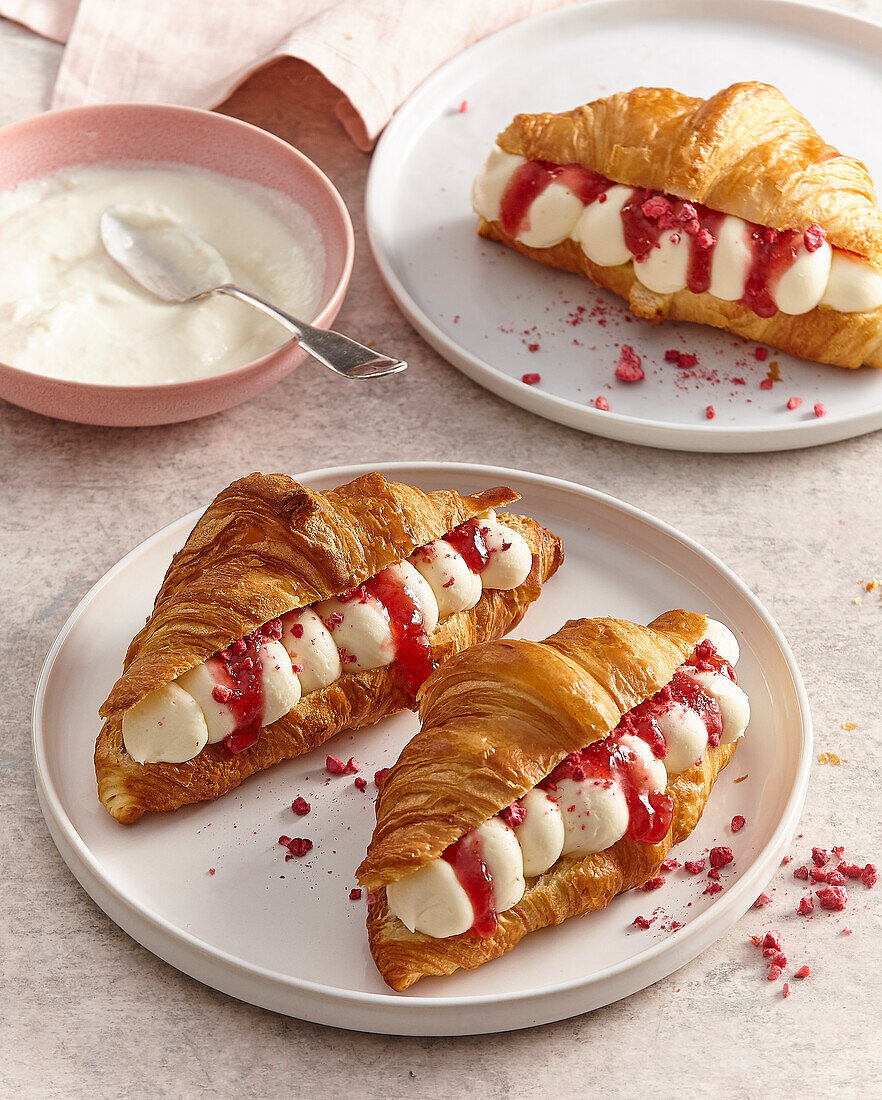 Gefüllte Croissants mit Mascarponecreme und Himbeersauce