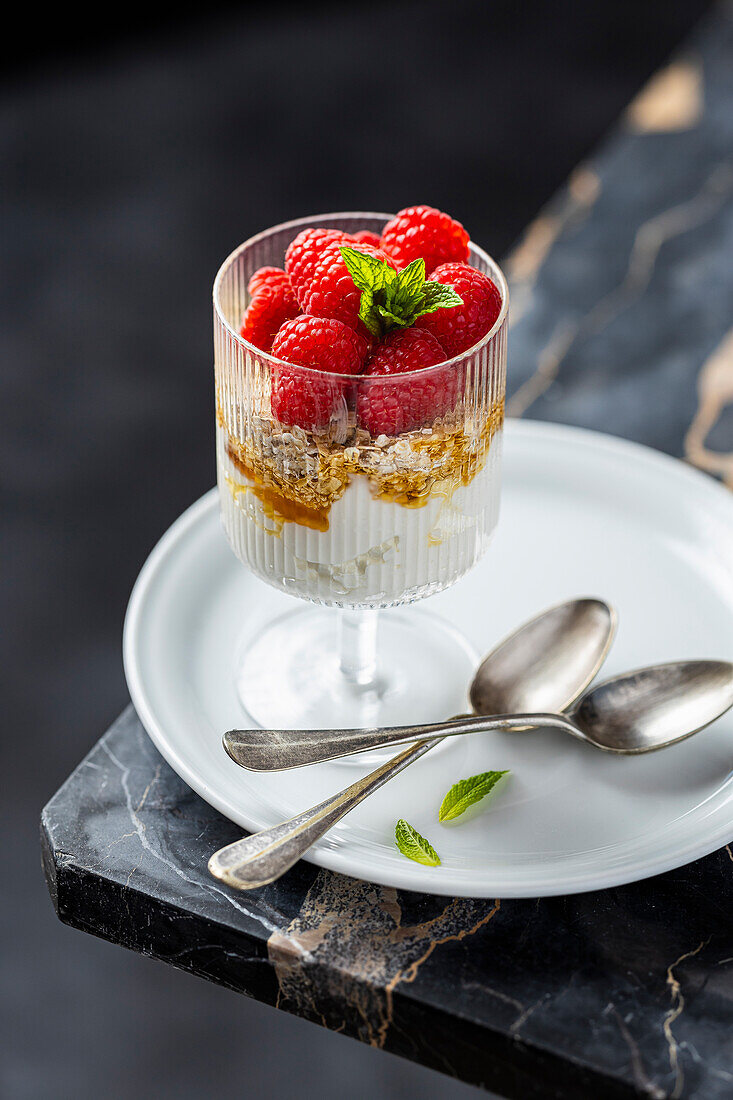 Griechischer Joghurt mit Müsli und Himbeeren