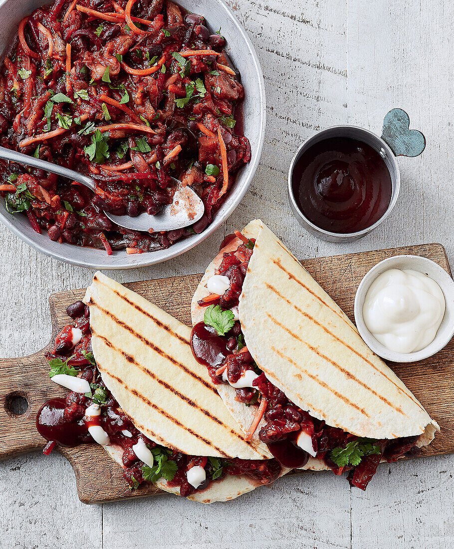 Vegane Pulled-Jackfruit-Tacos mit BBQ-Sauce und Salsa