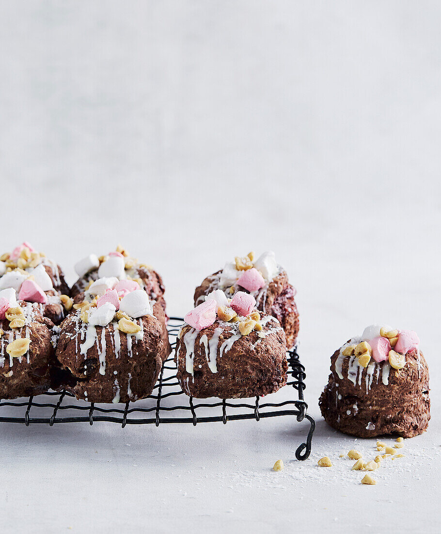 Rocky Road Scones mit Marshmallows und Nüssen