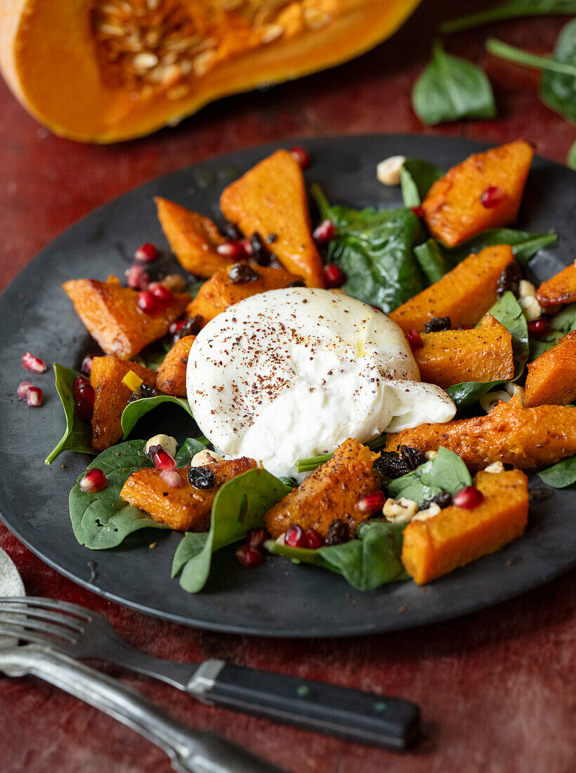 Warmer Salat mit Kürbis, Burrata und Nüssen