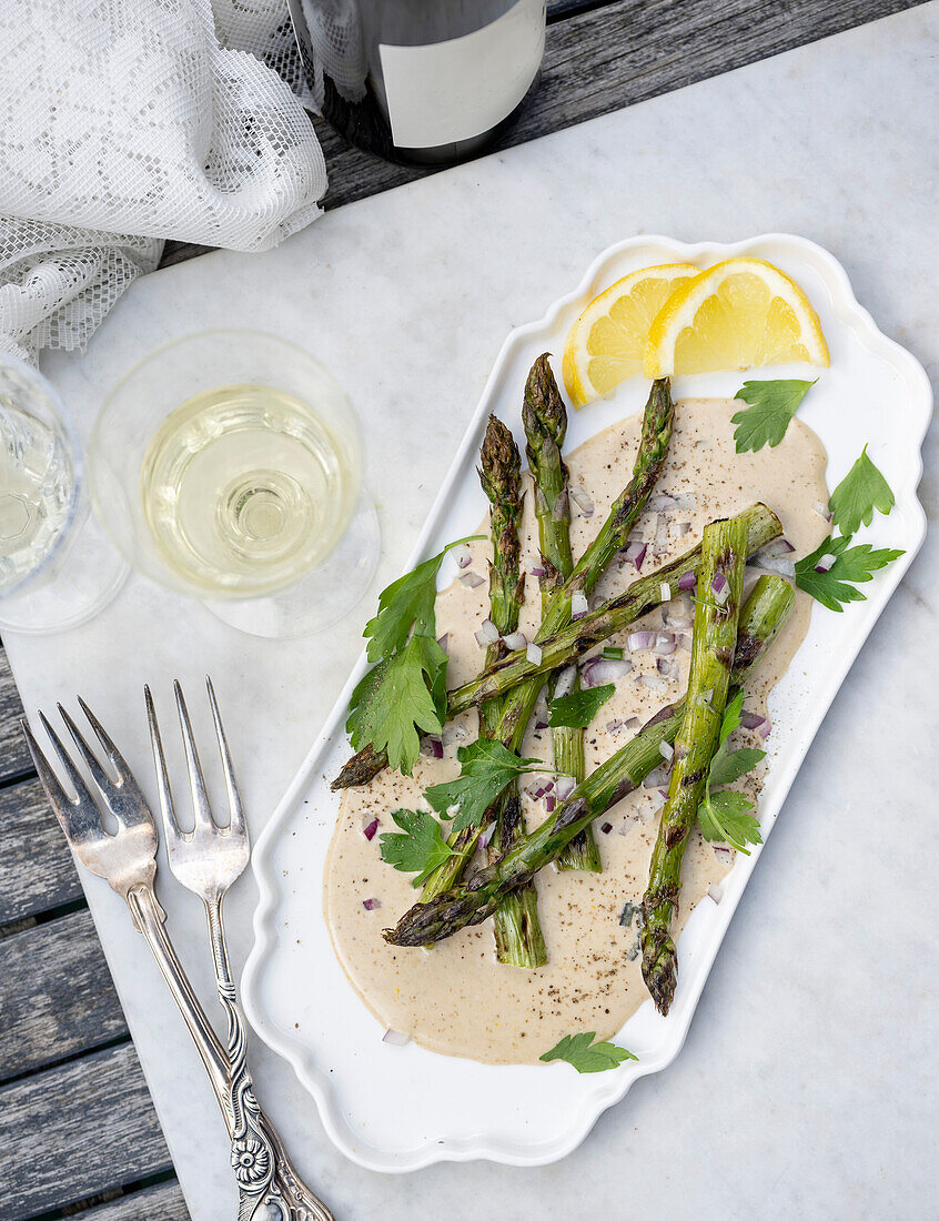 Green asparagus with tuna sauce