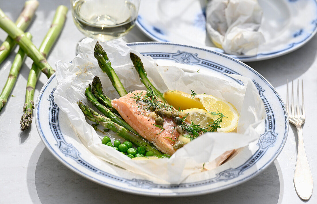 Salmon fillet with asparagus, potatoes and peas