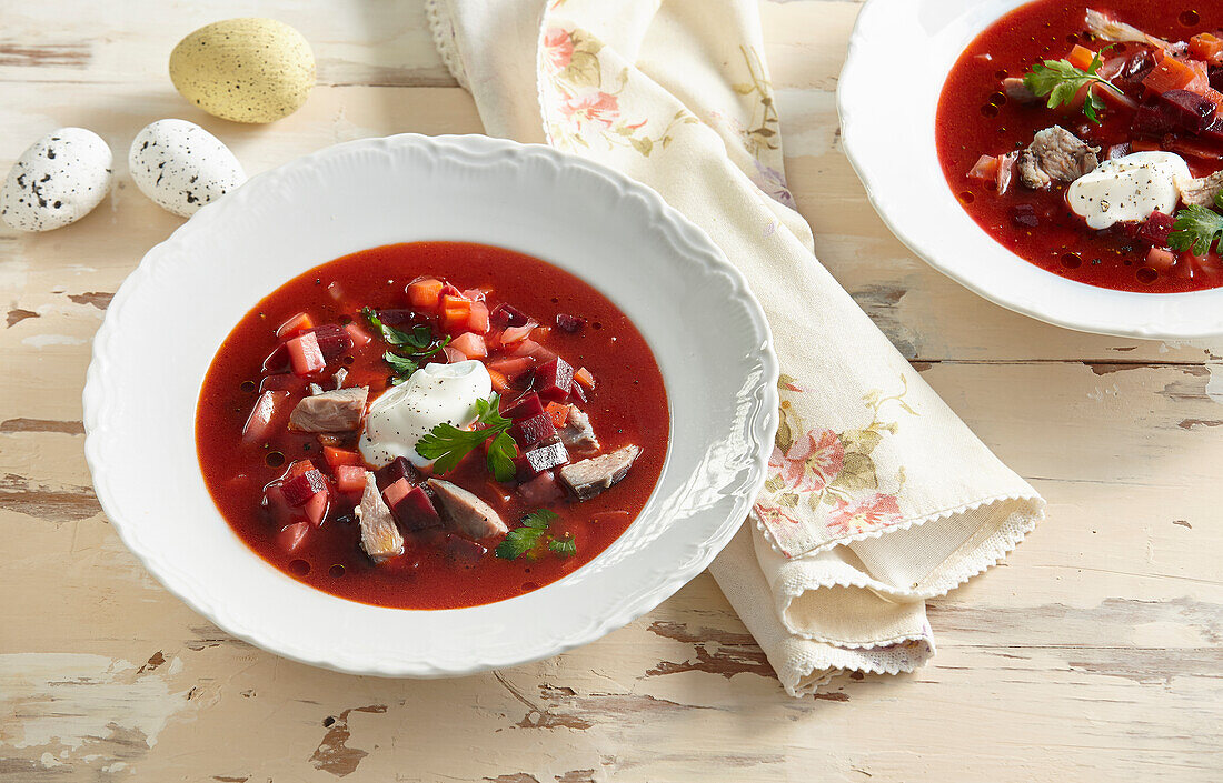 Lamm-Borschtsch mit Sauerrahm und Petersilie