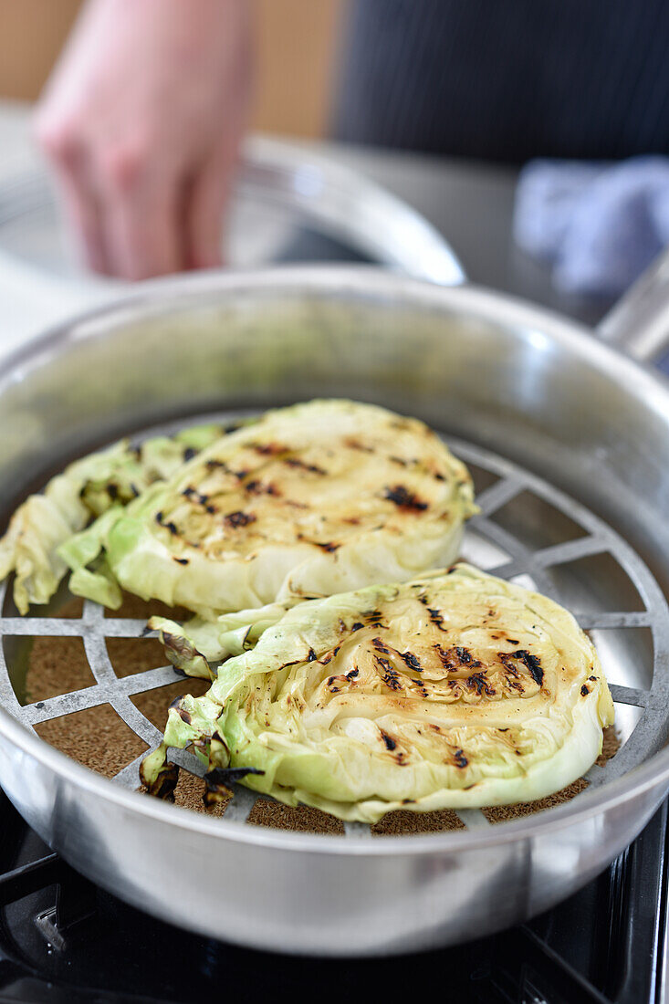 Spitzkohl im Topf räuchern