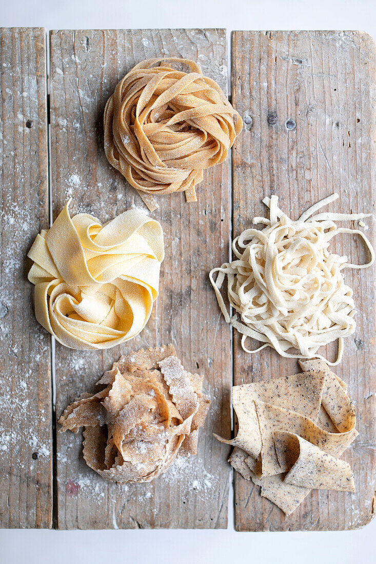 Glutenfreie und glutenhaltige Nudelsorten aus Kammut, Maismehl, Reismehl, Vollkornmehl und Grieß