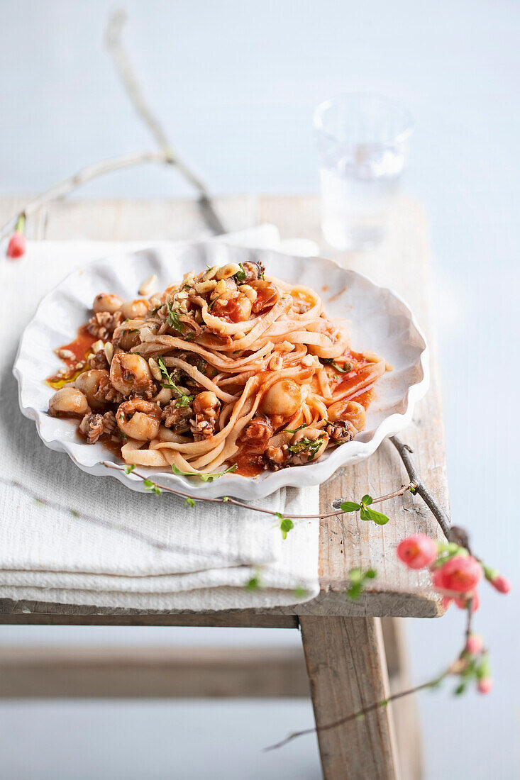 Reis-Tagliolini mit Tintenfisch, Rucola und Pinienkernen