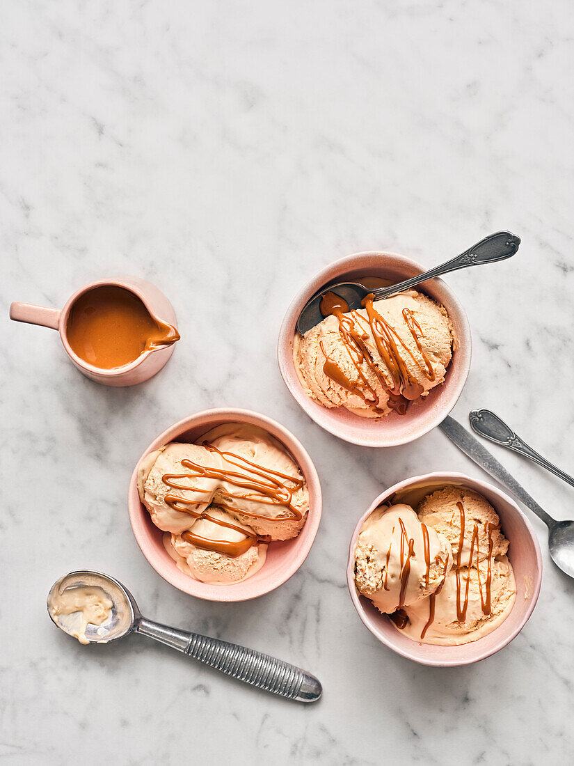 Biscoff-Kaffee-Eiscreme mit Karamellsauce