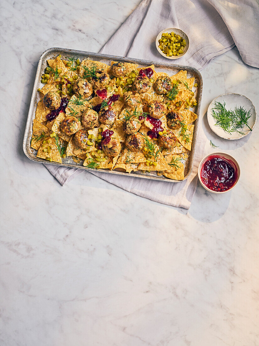 Nachos mit schwedischen Fleischbällchen