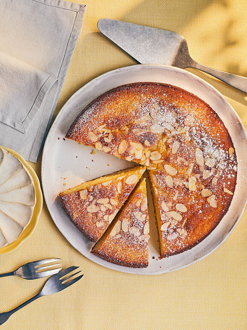 Almond cake with yoghurt and lemon curd