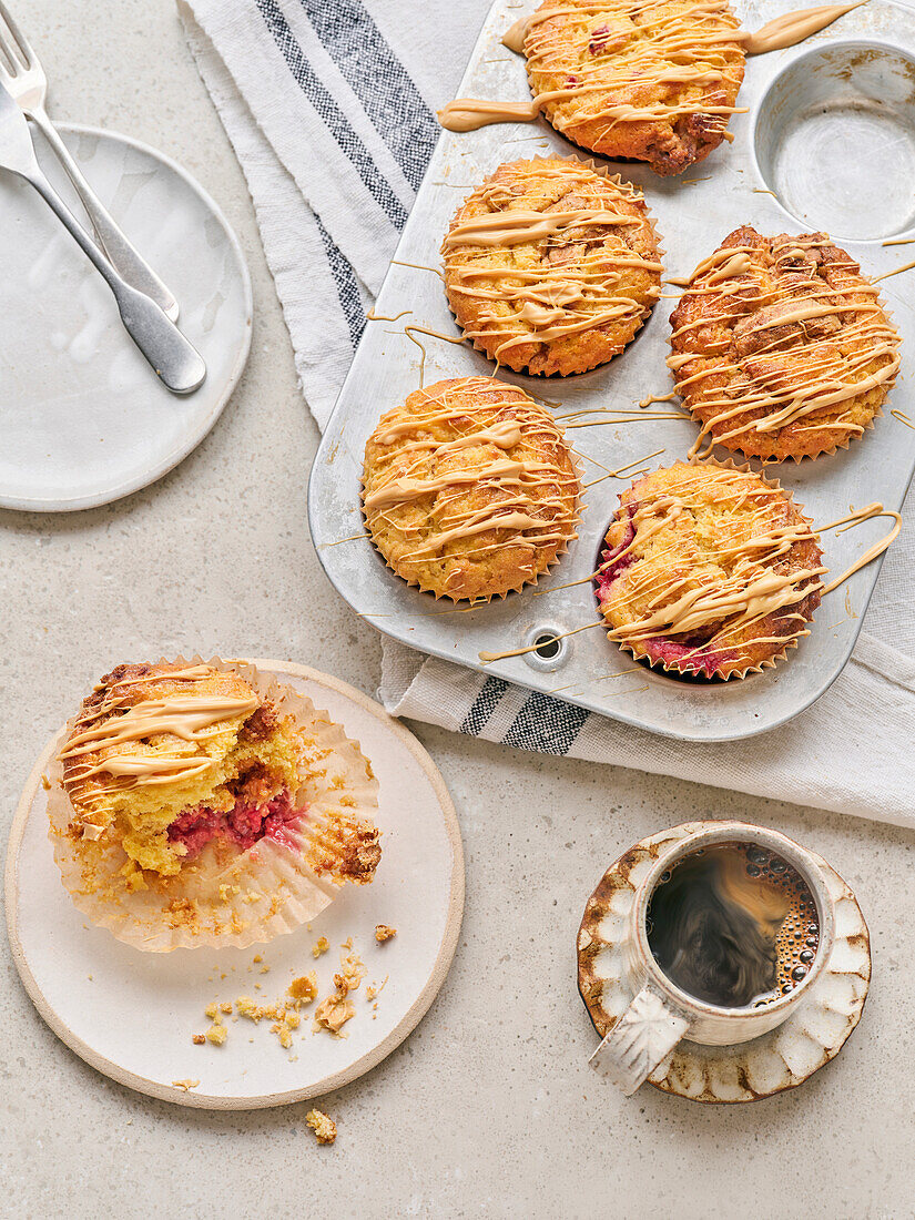 Himbeermuffins mit weißer Schokolade