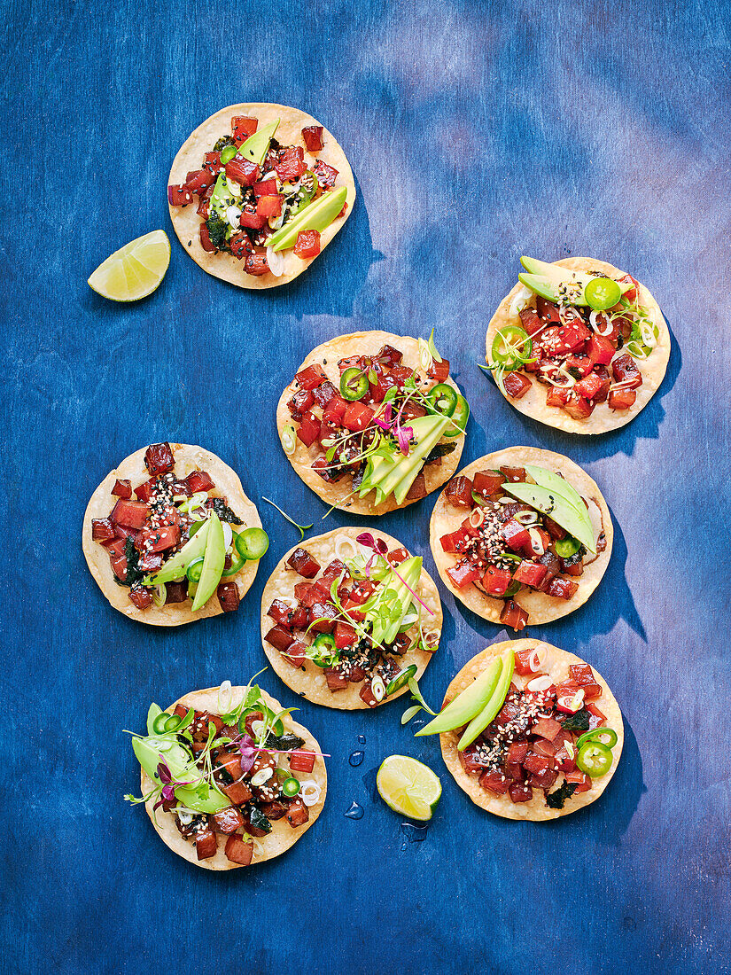 Thunfisch-Tostadas mit Avocado und Sesam