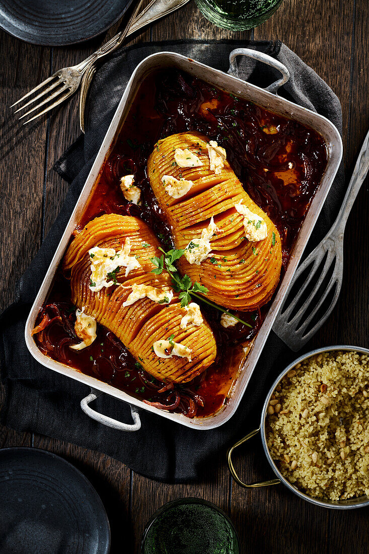 Hasselback-Butternut mit Burrata und Bulgur