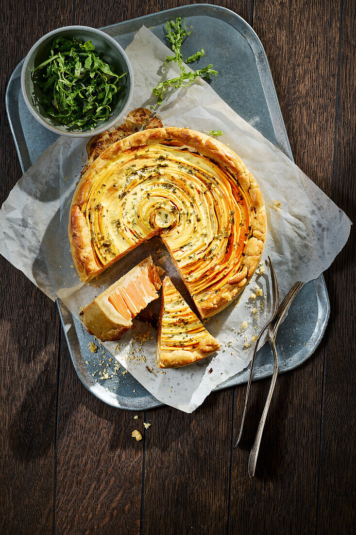 Süßkartoffelquiche mit Thymian und Rucola