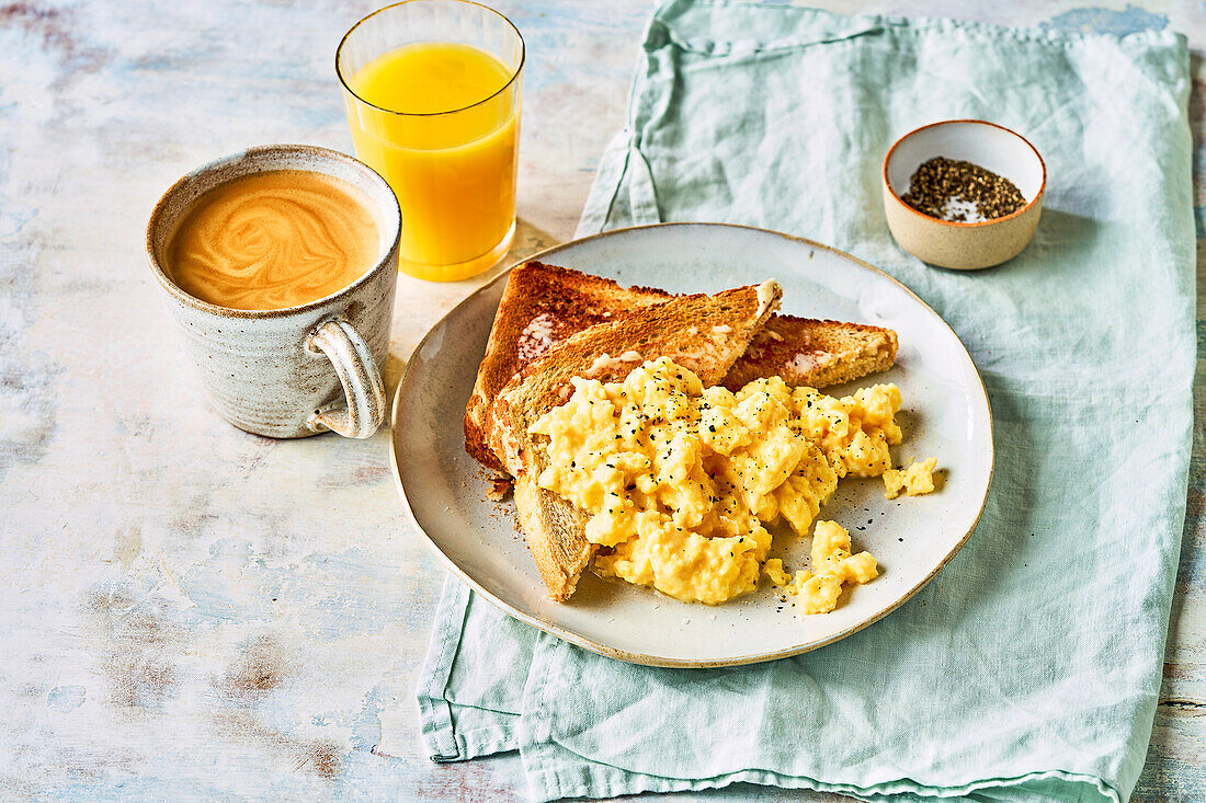 Scrambled eggs from the microwave with toast