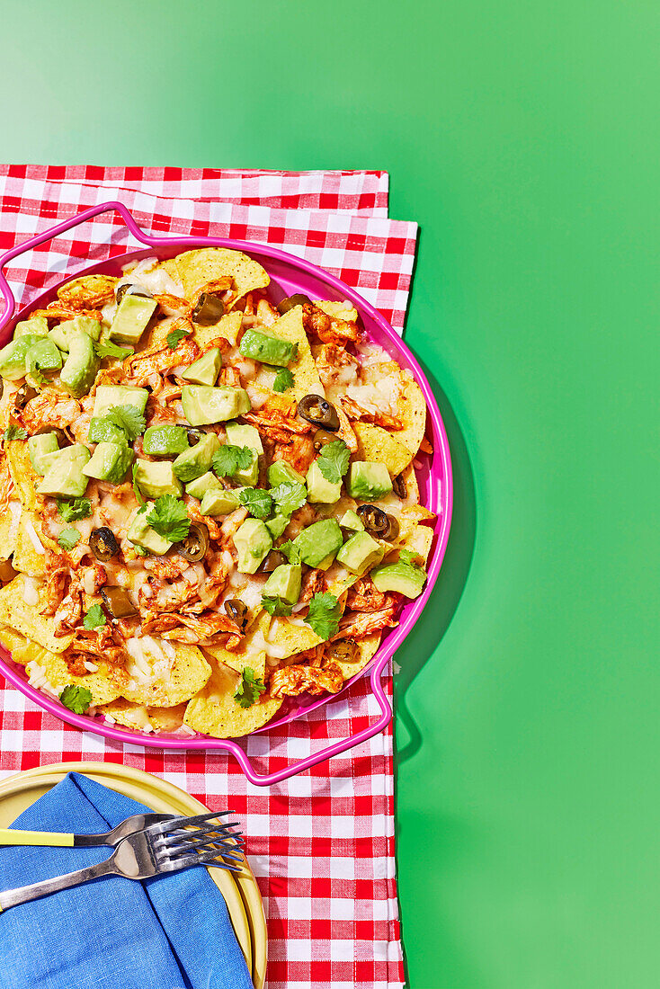 Buffalo Chicken Nachos mit Avocado