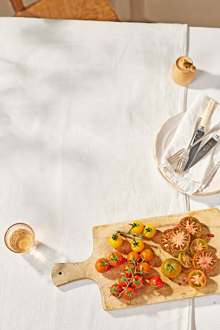 Verschiedene Tomatensorten auf Holzbrett