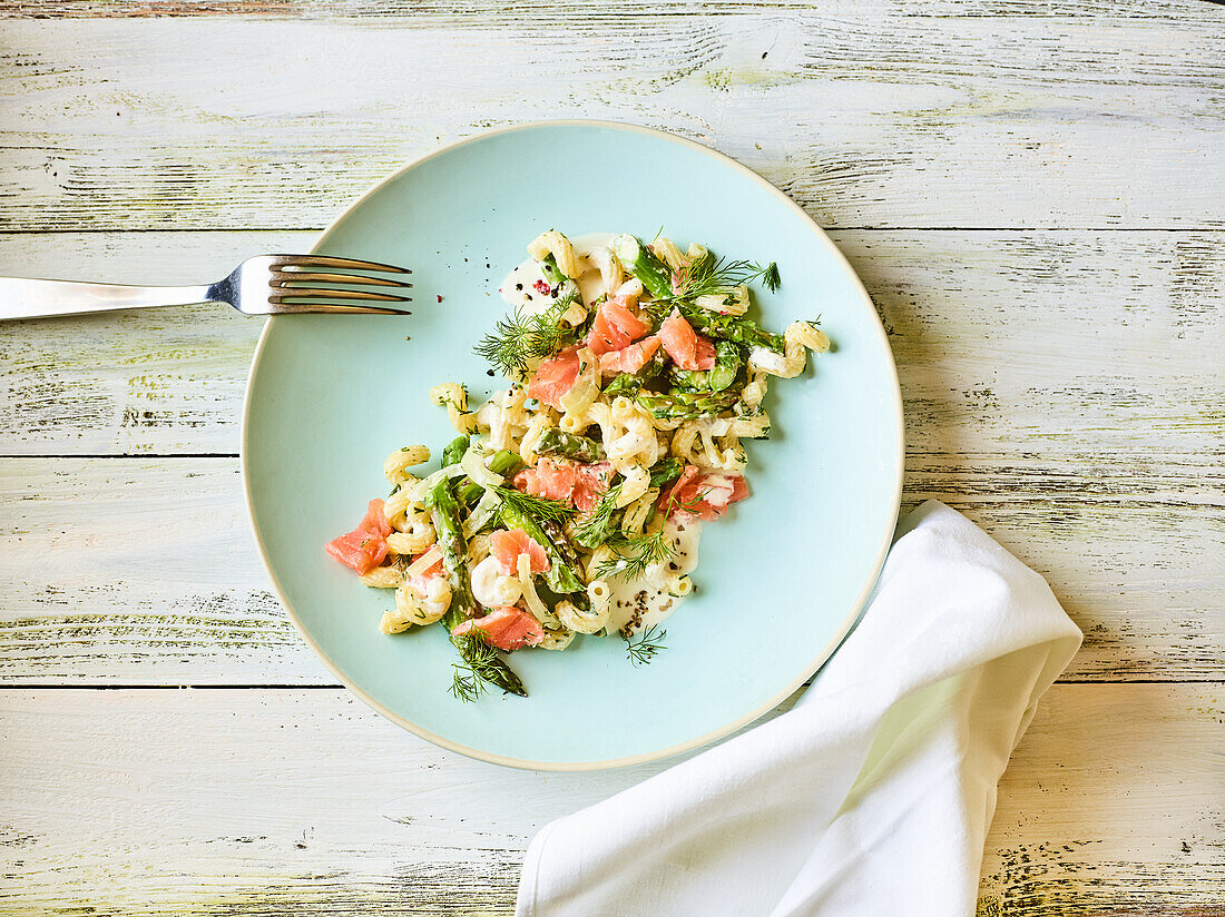 Pasta salad with asparagus and salmon