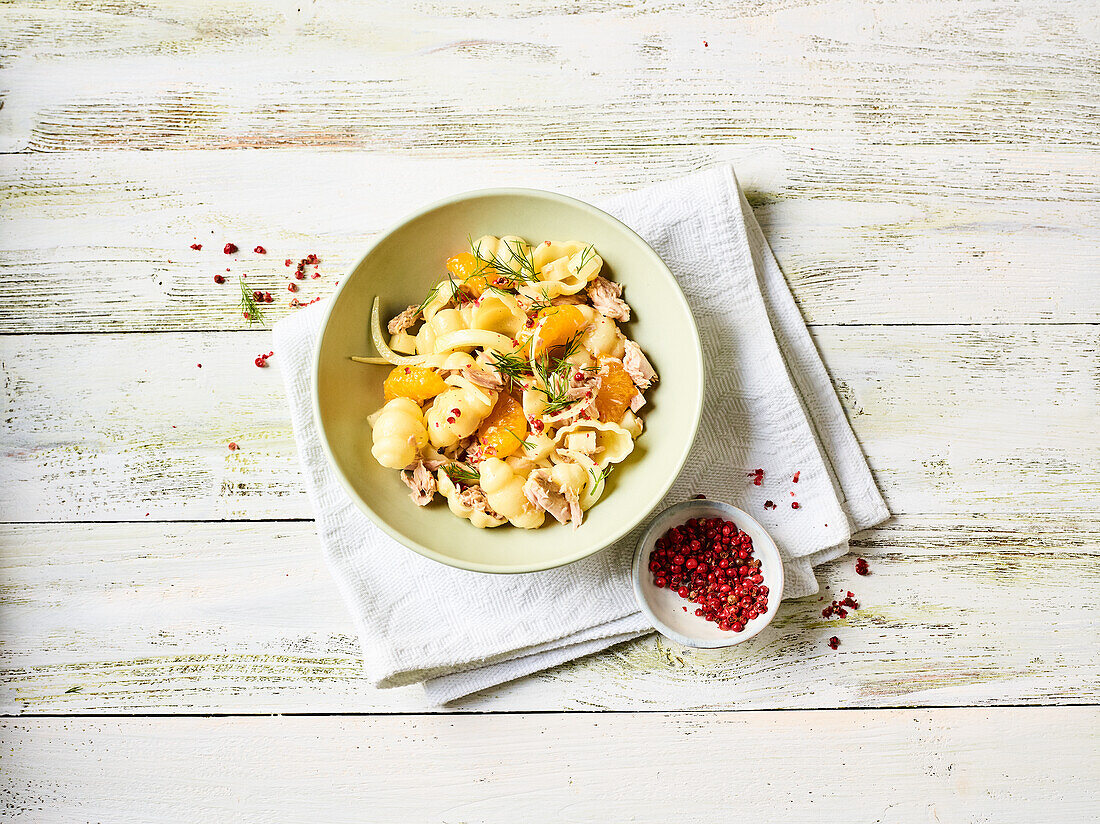 Nudelsalat mit Thunfisch, Mandarinen und rotem Pfeffer