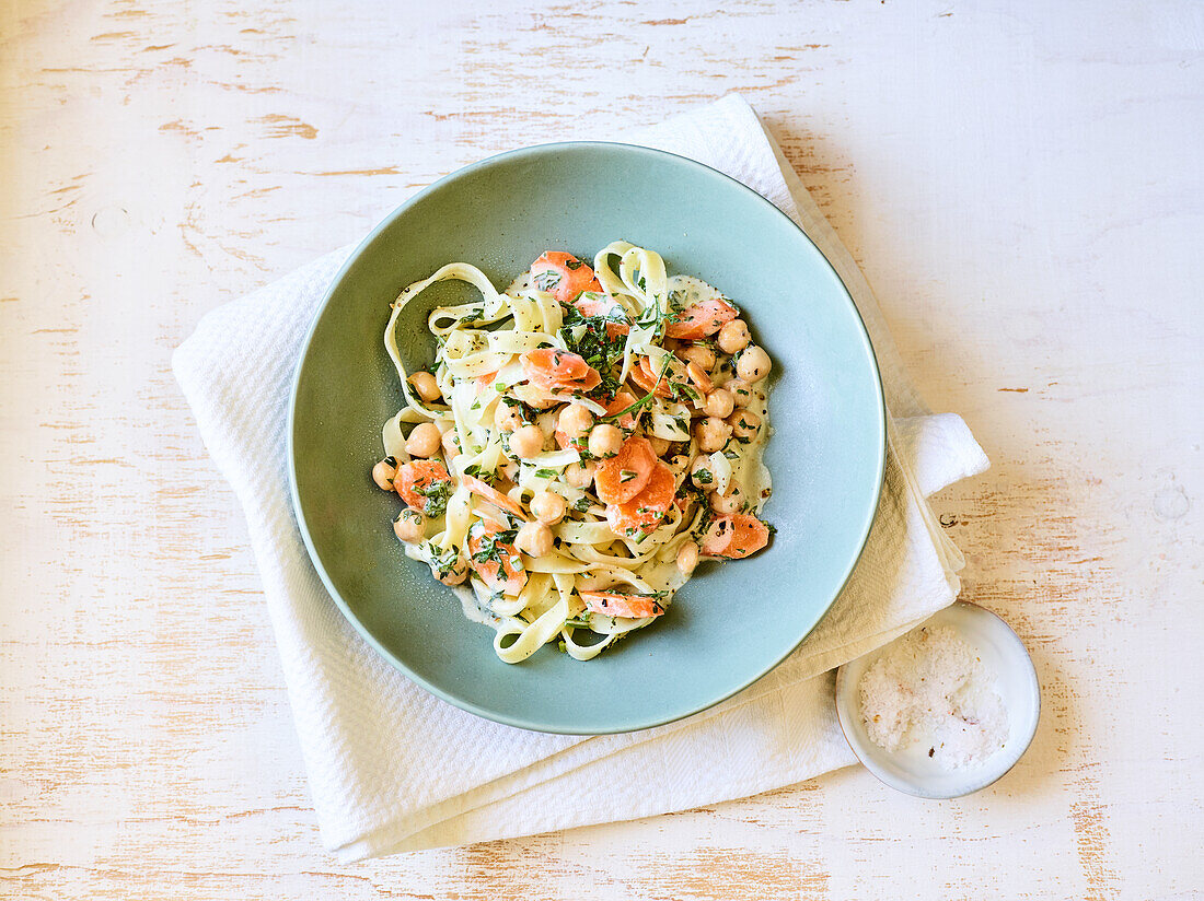 Nudelsalat mit Möhren und Kichererbsen