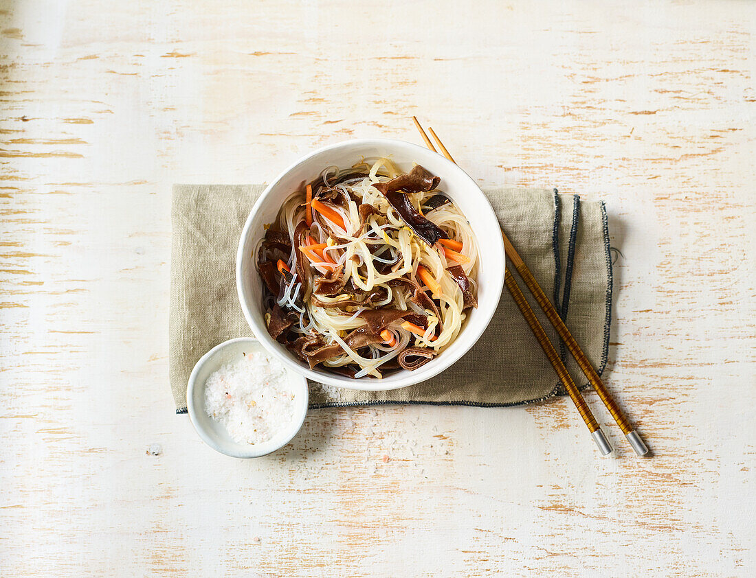 Glasnudelsalat mit Gemüse und Sesamdressing