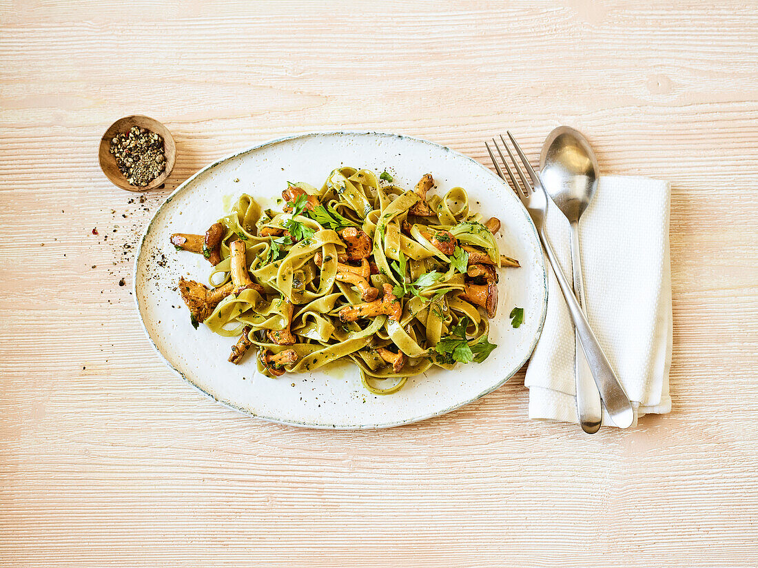 Tagliatelle salad with chanterelles