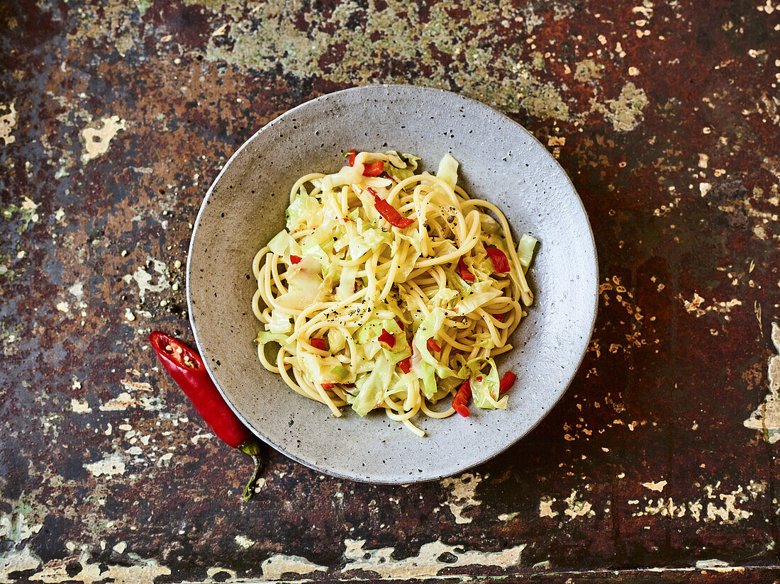 Spaghettisalat mit Spitzkohl und Pepperoni