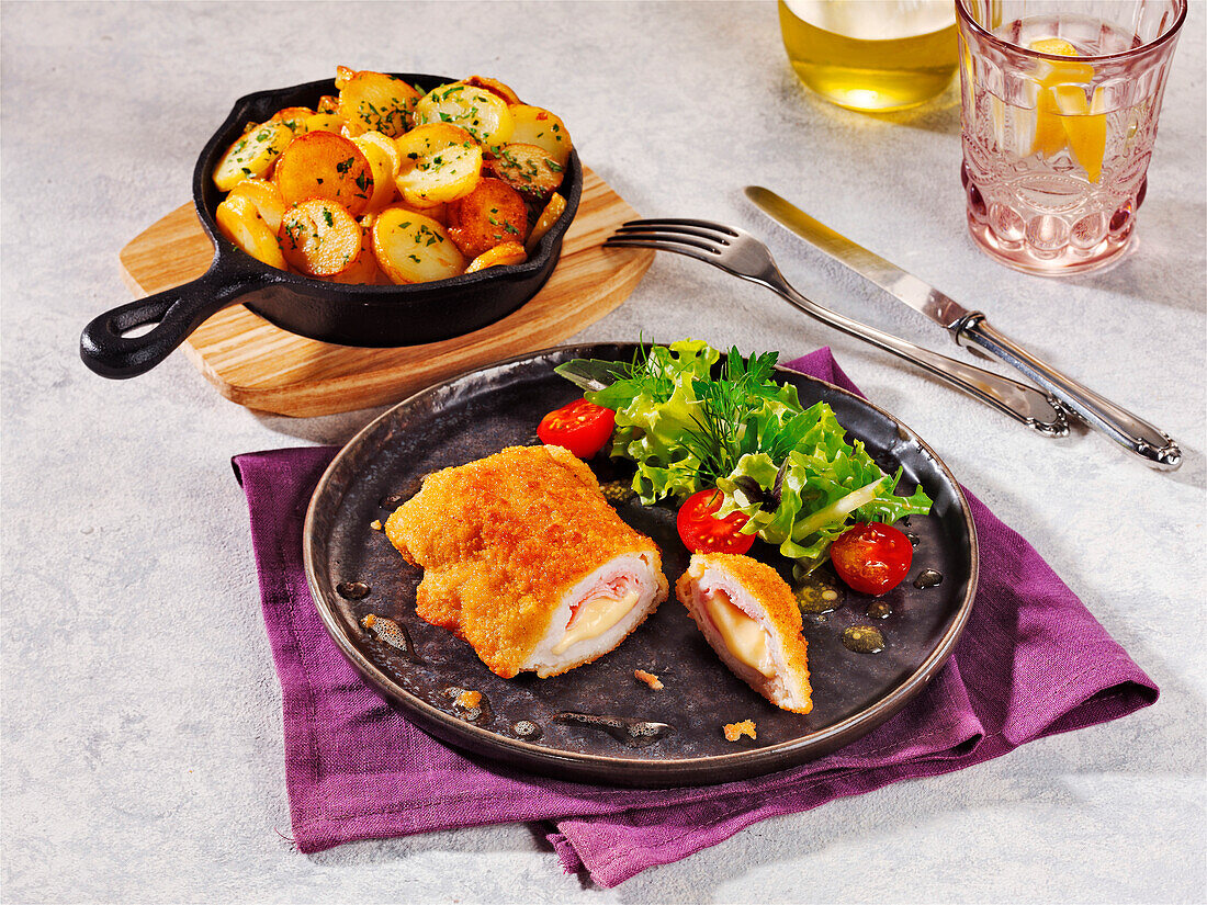 Hähnchen-Cordon bleu mit Bratkartoffeln und Salat