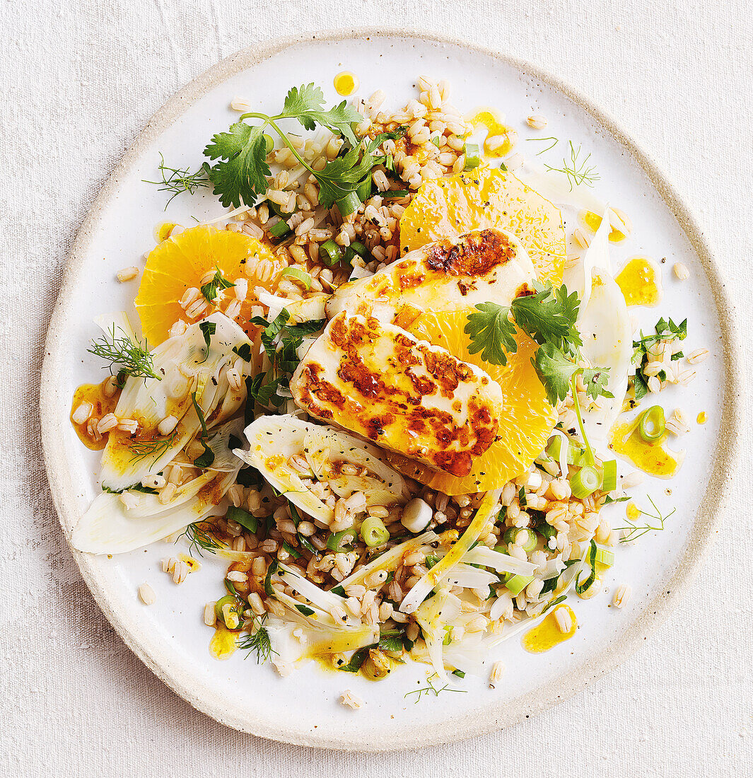 Halloumi und Orangen auf Gerstengraupen-Salat