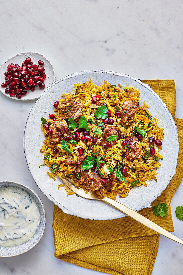 Lamm-Biryani mit Granatapfelkernen und Kräuter-Joghurt