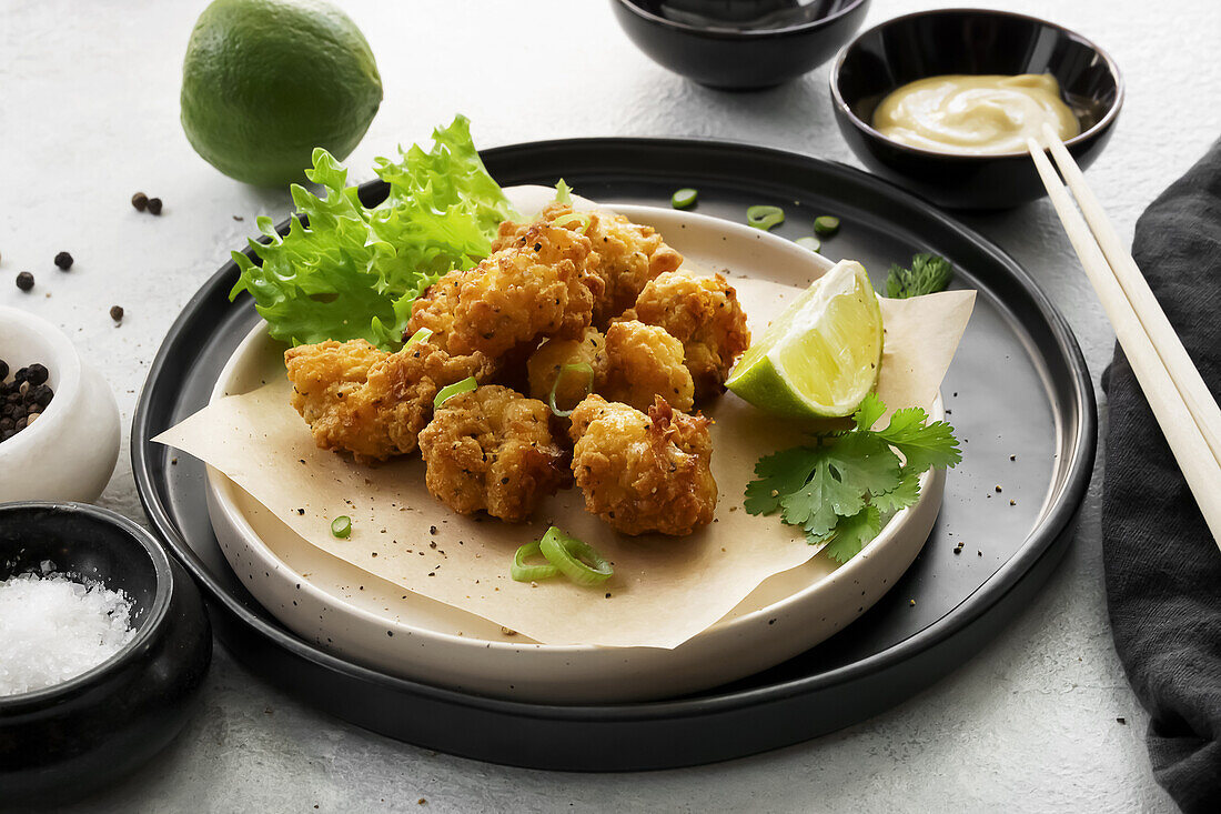 Frittierte Calamari mit Salz, Pfeffer und Wasabi-Mayonnaise