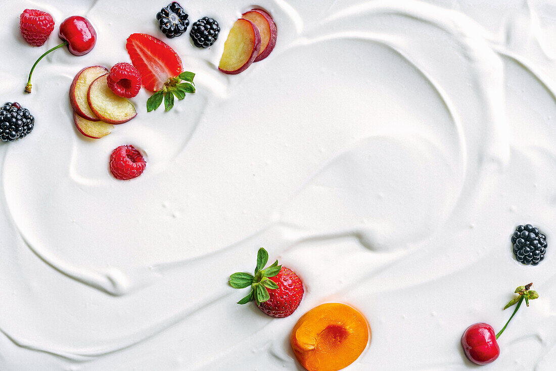 Joghurt mit Beeren und Steinobst bildfüllend