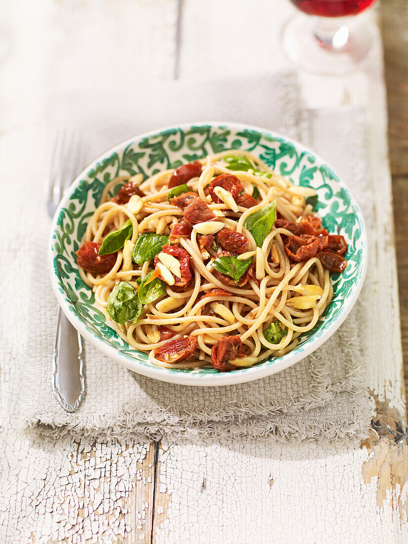 Spaghettigericht mit Tomaten und Basilikum