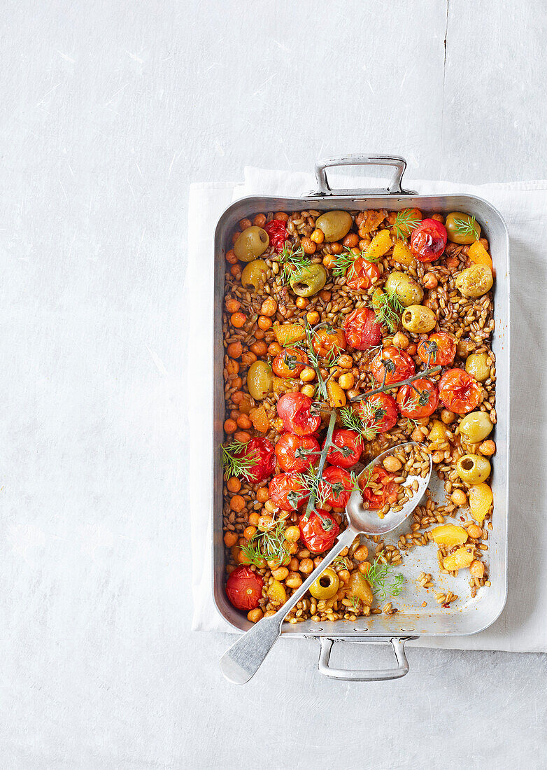 Marokkanischer Freekeh mit Gemüse aus dem Ofen