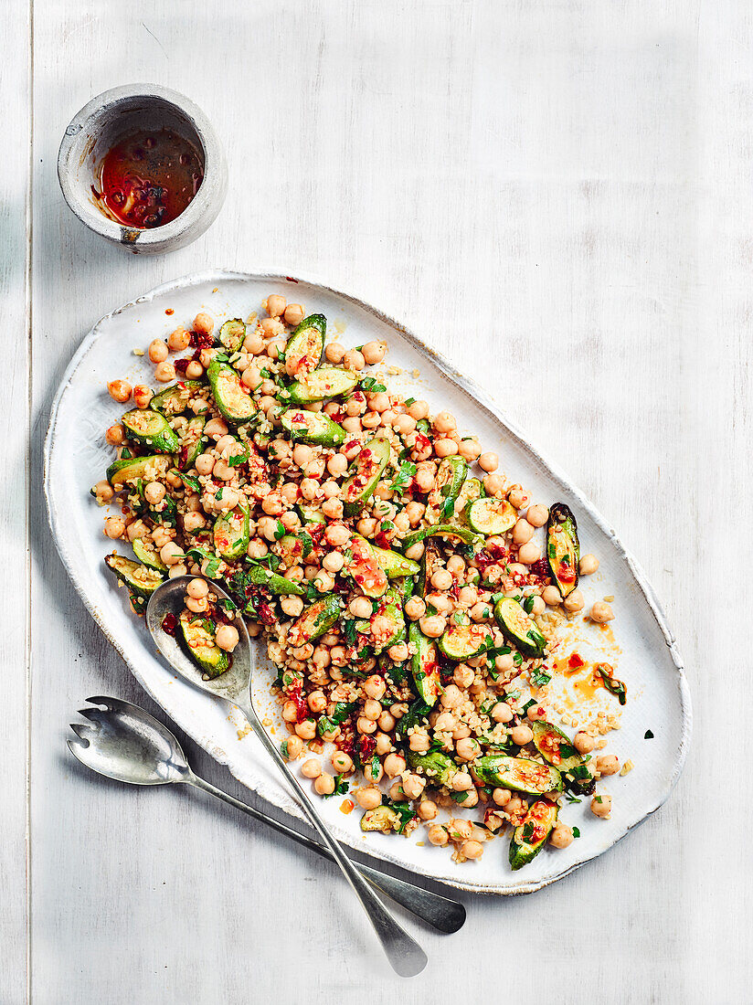 Zucchini-Kichererbsen-Salat mit Zitrone