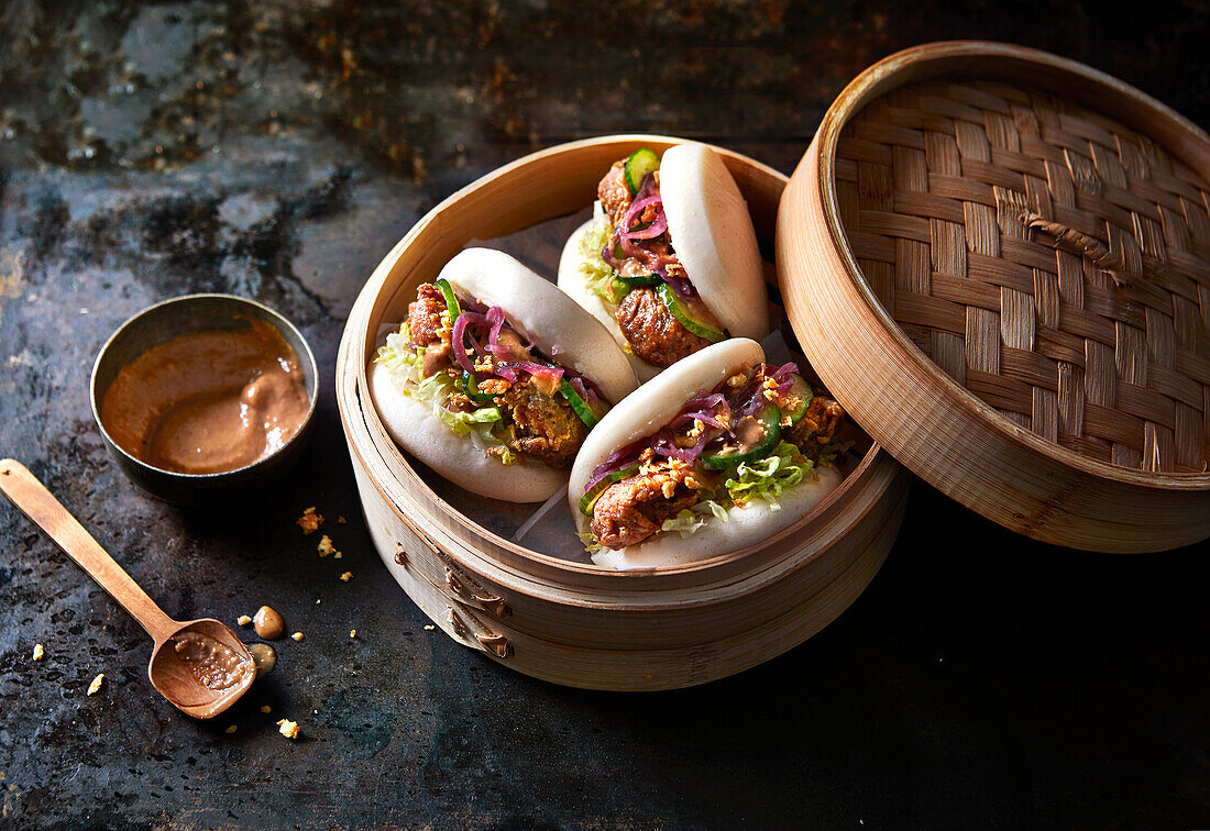 Gedämpfte Bao Buns mit knusprigem Hähnchen und Gemüse