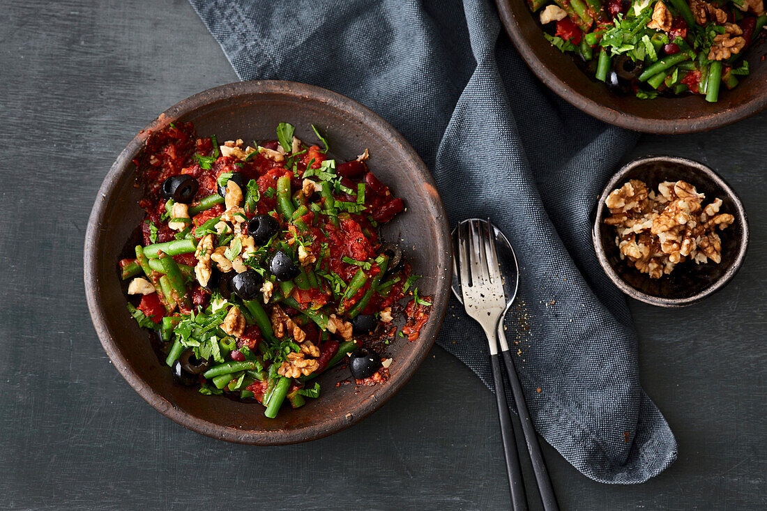 Bohnensalat mit scharfer Sauce und Walnüssen