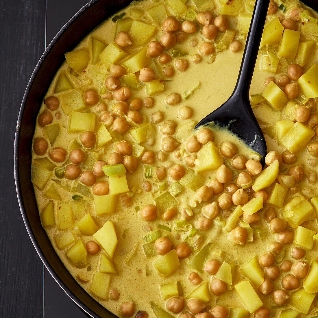 Chickpea curry with potatoes and leek