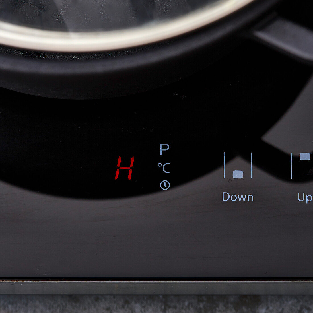 Hot hob with residual heat indicator 'H'