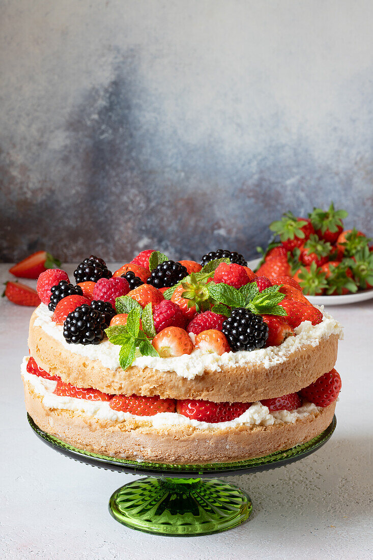 Waldbeeren-Torte mit Sahne