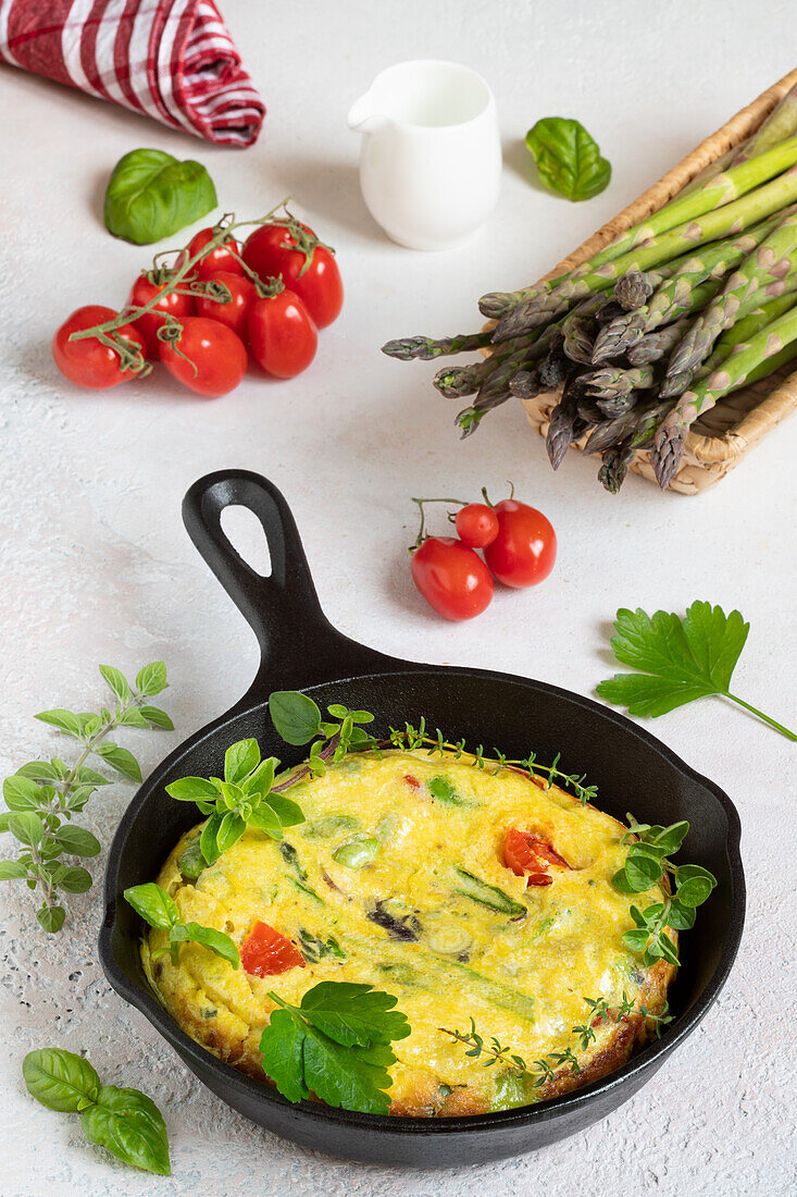 Frittata mit Spargel, dicken Bohnen und Provolone