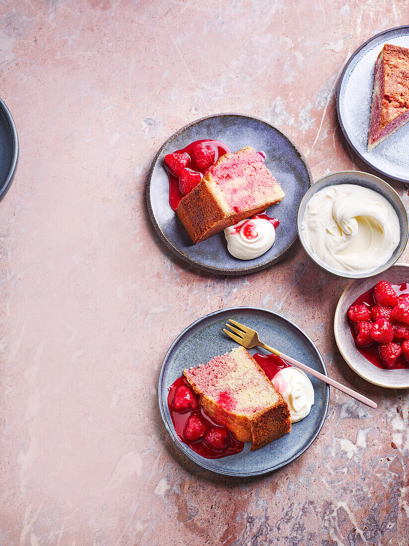 Marmorierter Himbeer-Rosen-Kuchen mit Sahne