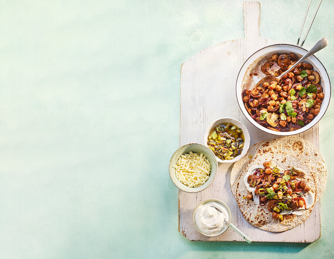 Fajitas mit Pilzen, Kichererbsen und Frühlingszwiebel-Salsa