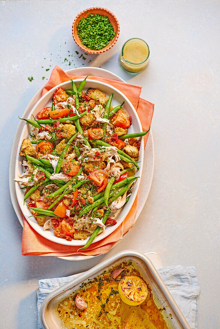 Chicken salad with beans, tomatoes and croutons