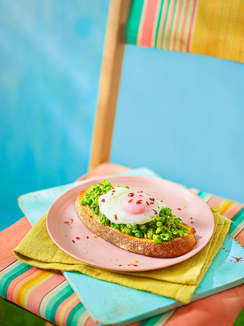 Röstbrot mit Erbsen und Spiegelei