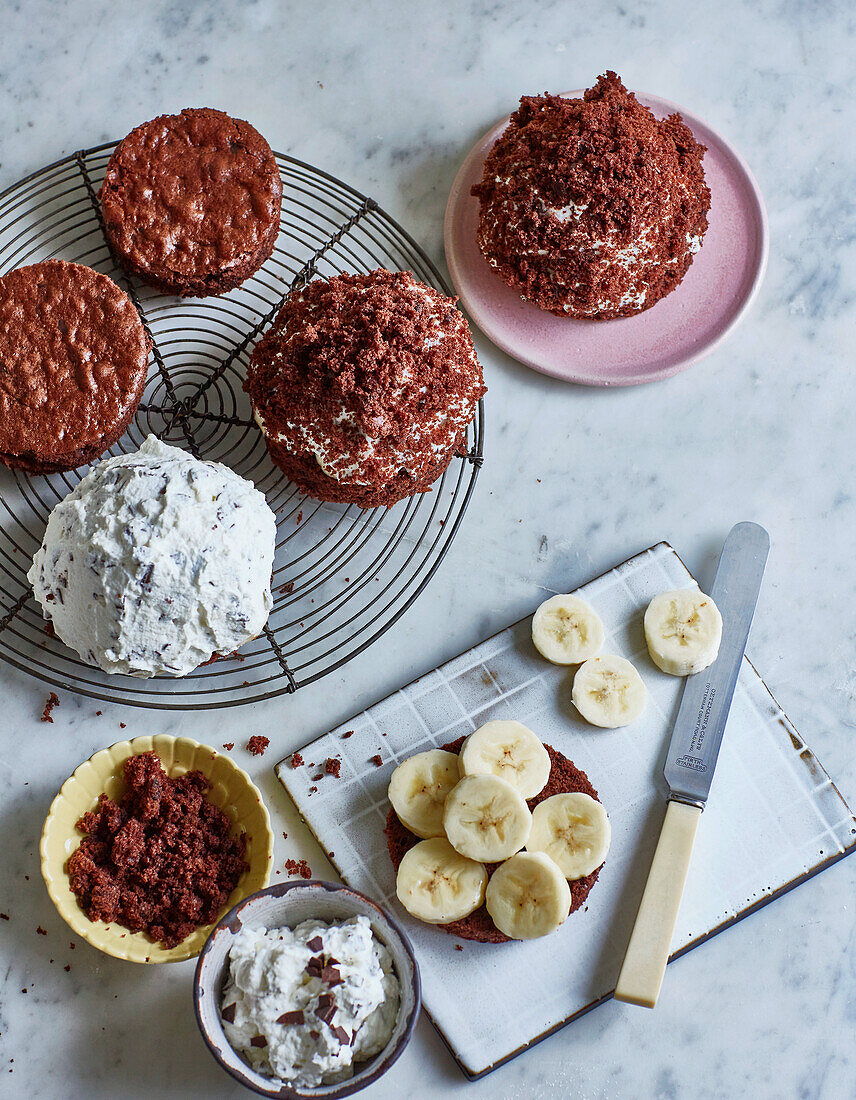 Mole cupcakes with banana and cream